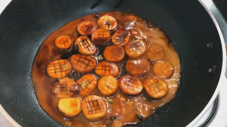  耗油杏鲍菇,把倒入的水淀粉煮开