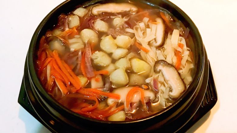 鲜贝豆丝杂蔬汤,鲜贝豆丝杂蔬汤煮好了，这道菜有鲜贝的鲜香，有香菇独特的味道，也有蔬菜的清爽，还有豆丝的豆香，营养丰富，清淡适宜~
