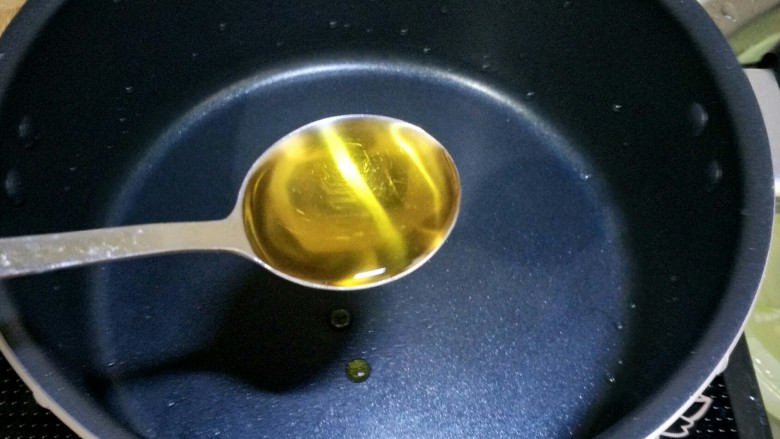 利湿消肿――海带汤,汤锅加入一勺油。