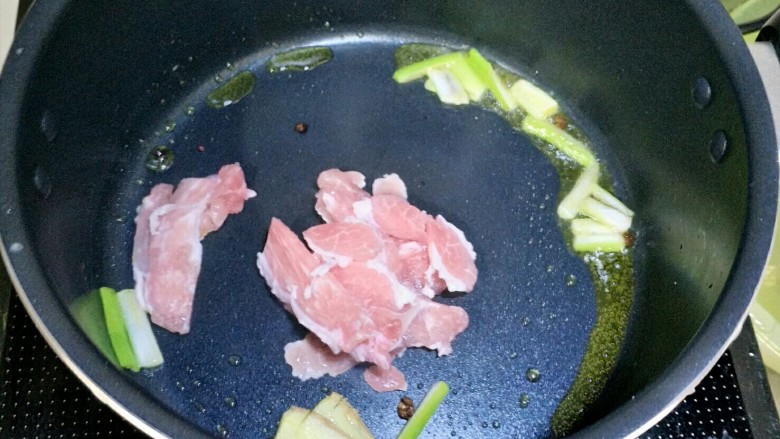 利湿消肿――海带汤,加入瘦肉煸炒。