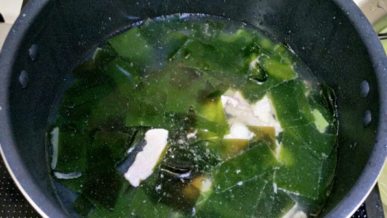 利湿消肿――海带汤,加入一汤碗清水，大火煮开。