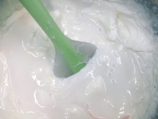 BOX蛋糕（酸奶慕斯）🍓🍋🥝,酸奶馅儿倒入淡奶油碗里，手动搅拌均匀，搅拌均匀就是酸奶慕斯馅儿了。