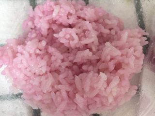 猫咪饭团,盛出两勺米饭，加入粉色苋菜汁，搅拌至米饭上色