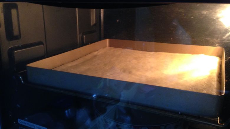 肉松面包卷,入烤箱，启动发酵程序二次发酵30分钟（烤盘底部要放一碗温水）