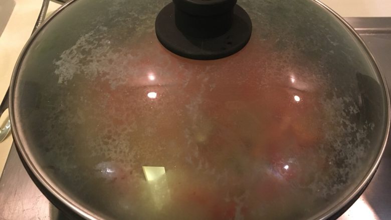 普罗旺斯风味番茄烩大虾,盖起来，中小火焖煮10分钟
