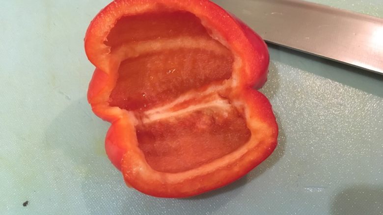 普罗旺斯风味番茄烩大虾,红甜椒洗净切去白膜