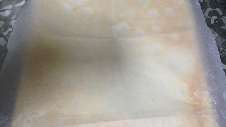 肉松面包卷,
把面包取出倒扣（底下垫油纸），面包片表面也要加盖油纸保湿