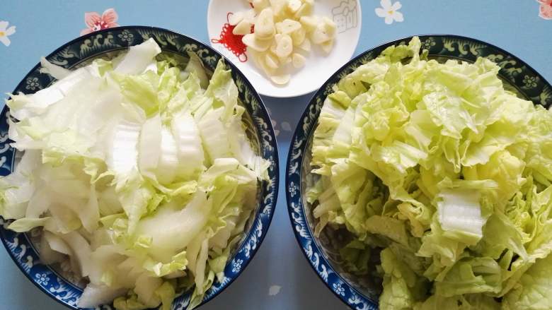 快炒+营养+美味的蚝油小白菜,蒜切片，小白菜斜刀切片，将白菜叶和白菜帮分开放置。