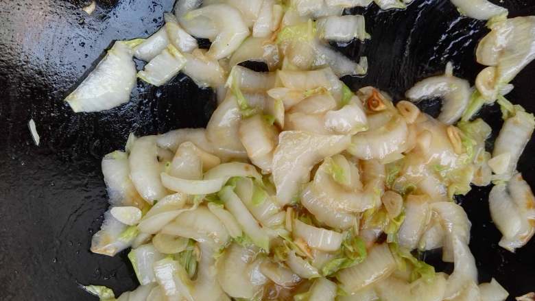 快炒+营养+美味的蚝油小白菜,将蚝油与白菜帮翻炒均匀，再加入盐，小白菜很新鲜，所以不需要加水哟。