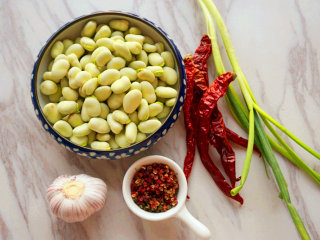 麻辣沸腾蚕豆,提前将原材料准备好
叨叨叨：蚕豆正直上市时候，可以来一口新鲜的春的味道
