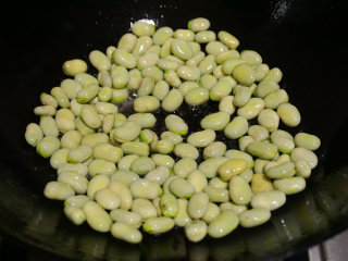 麻辣沸腾蚕豆,将清洗干净的蚕豆倒入锅中翻炒均匀，直到炒熟为止
叨叨叨：新鲜蚕豆不耐炒，很容易就炒熟
