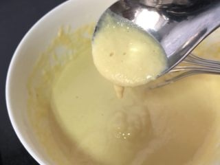 奶香苹果鸡蛋小饼,拌好的状态，粘稠，缓缓滴落