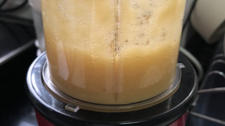 奶香苹果鸡蛋小饼,放入搅拌机打成苹果泥