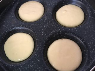 奶香苹果鸡蛋小饼,不粘锅开小火，倒一勺面糊至锅里，不用刷油，如果不是不粘锅，薄薄刷一层油再倒入面糊