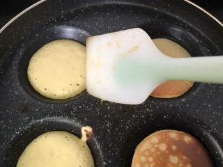 奶香苹果鸡蛋小饼,用硅胶刀翻面，再煎十几秒钟即可出锅