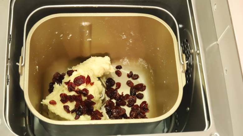 覆盆子蔓越莓司康,当时间剩余5分钟时，将泡好的蔓越莓干加入面包机桶内