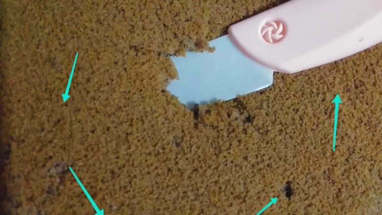 网红脏脏蛋糕~~安安原创食谱,把戚风蛋糕内部一圈都用小刀以45度斜角方式插入，旋转一圈；