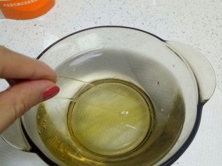 抹茶布丁,首先将一片吉利丁片(5g)，剪成小细条，依次层叠浸入水中，泡软备用，泡10分钟以上即可