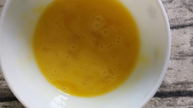 金黄煎馒头片,打入碗中，打散搅匀