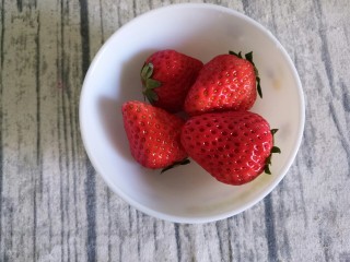 草莓巧克力,先准备几个草莓