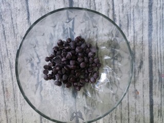 草莓巧克力,准备黑巧克力豆
