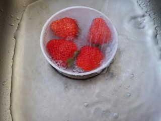 草莓巧克力,把草莓洗干净