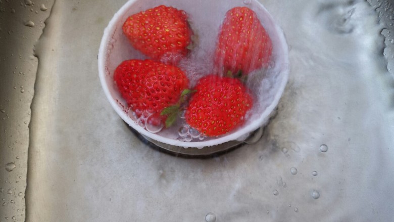 草莓巧克力,把草莓洗干净