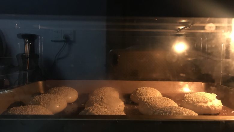 黃桥烧饼,送进提前预热好的烤箱中层上下火190 度30分钟