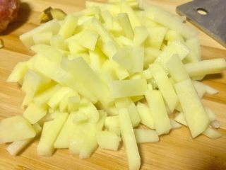 海藻肉沫土豆心,土豆去皮后切丁装入碗里放入微波炉加热6分钟