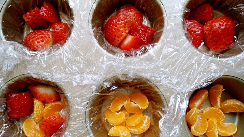 草莓奶冻,把切好的草莓丁放进模具中，我还放了几瓣橘子的