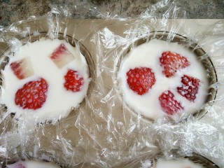 草莓奶冻,加到模具的七八分满就可以。放入冰箱冷藏四个小时以上