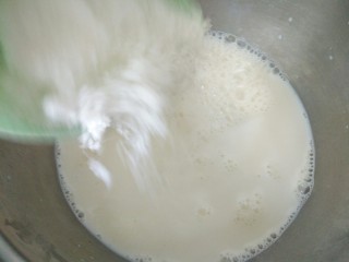 草莓奶冻,然后将称好的白糖倒进牛奶中，直到白糖融化关火