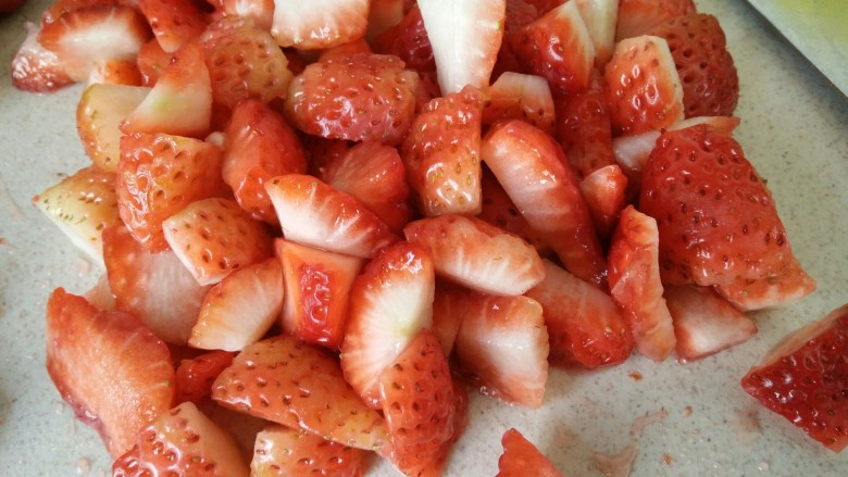 草莓奶冻,把草莓切成小块或小丁