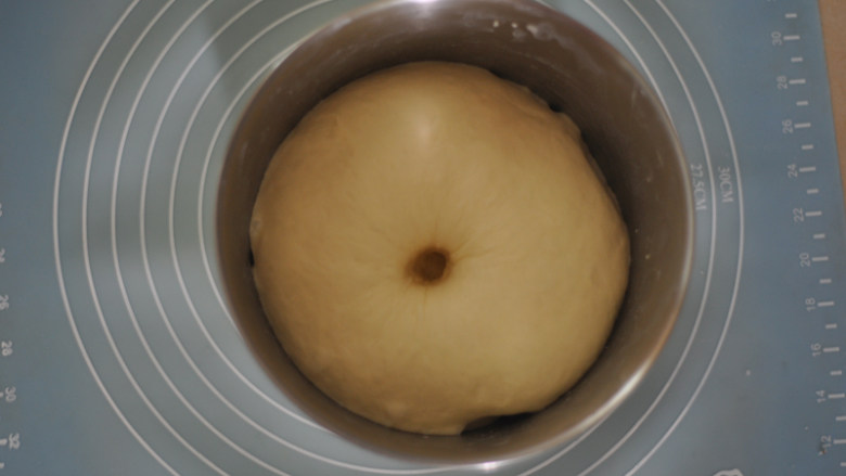 椰蓉面包卷,面团收圆放入深盆里，盖上保鲜膜，进行发酵2倍大