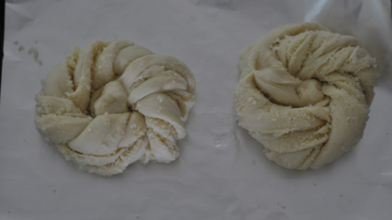 椰蓉面包卷,把辫子扭结起来，放入烤盘里，进行第2次发酵