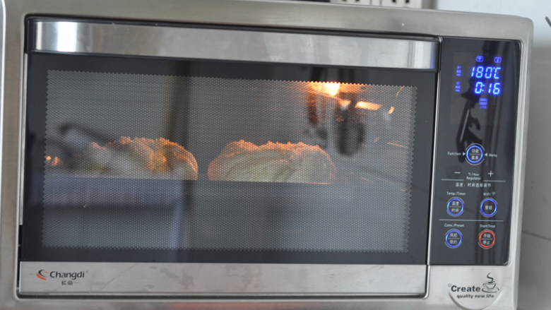 椰蓉面包卷,放入预热好的烤箱，180度，中层，上下烤，16分钟左右