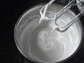 轻乳酪蛋糕,蛋白分3次加入35g糖粉打至湿性发泡（打蛋器要洗净擦干哦），提起打蛋器可拉起长弯钩
