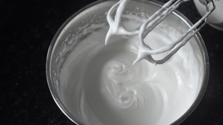 轻乳酪蛋糕,蛋白分3次加入35g糖粉打至湿性发泡（打蛋器要洗净擦干哦），提起打蛋器可拉起长弯钩