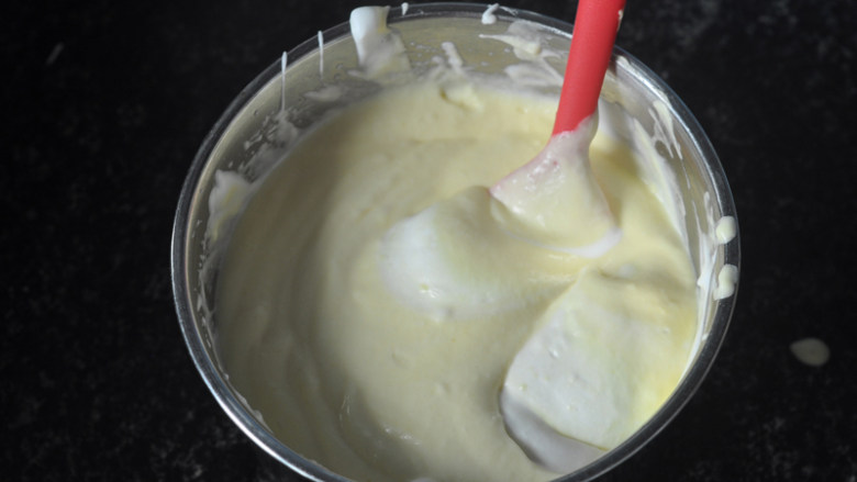 轻乳酪蛋糕,把拌好的面糊倒回剩下的蛋白霜里，用刮刀上下拌均匀