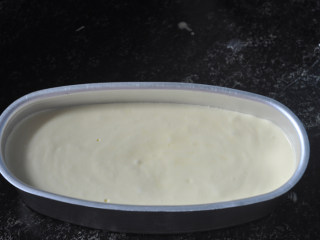 轻乳酪蛋糕,乳酪模具底部垫一张油纸，倒入面糊，提起来震几下里面气泡