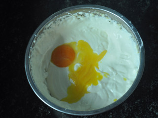 轻乳酪蛋糕,分次加入蛋黄搅打均匀（大鸡蛋要2个就行）