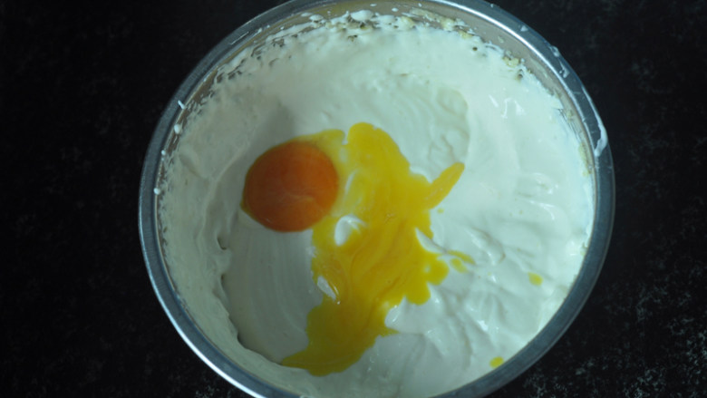 轻乳酪蛋糕,分次加入蛋黄搅打均匀（大鸡蛋要2个就行）