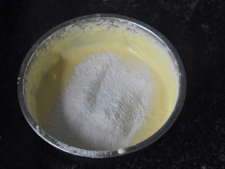 轻乳酪蛋糕,加入过筛的面粉和淀粉