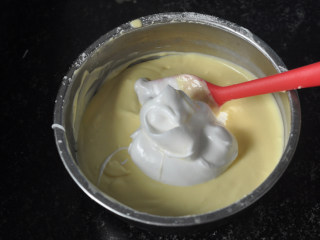 轻乳酪蛋糕,取3分之1蛋白霜到奶酪糊里用刮刀上下拌均匀