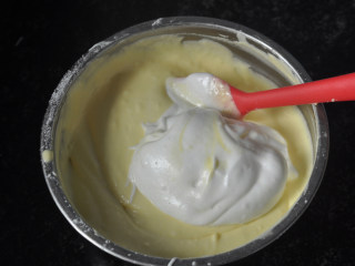轻乳酪蛋糕,再取3分之1蛋白霜到奶酪糊里用刮刀上下拌均匀