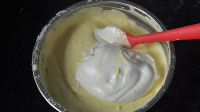 轻乳酪蛋糕,再取3分之1蛋白霜到奶酪糊里用刮刀上下拌均匀