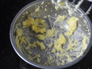 轻乳酪蛋糕,黄油室温软化后加10g糖粉，用打蛋器进行打发