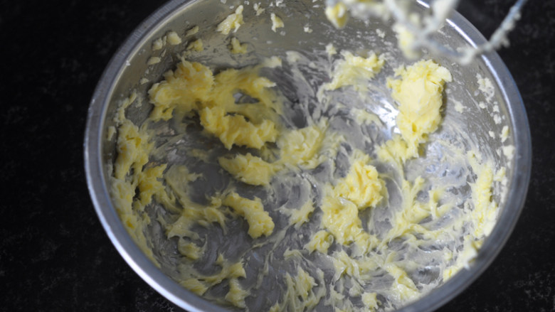 轻乳酪蛋糕,黄油室温软化后加10g糖粉，用打蛋器进行打发