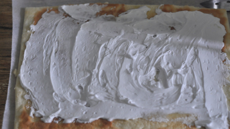 蒙布朗蛋糕卷,切去边缘，先抹一层栗子泥，再抹上打发好的奶油，卷起来