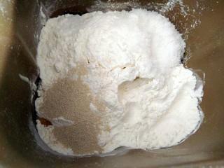黑米面包,先将除黄油外的所有做面包的材料放入面包机中，糖，盐，酵母粉，都放在一角上
牛奶在下面